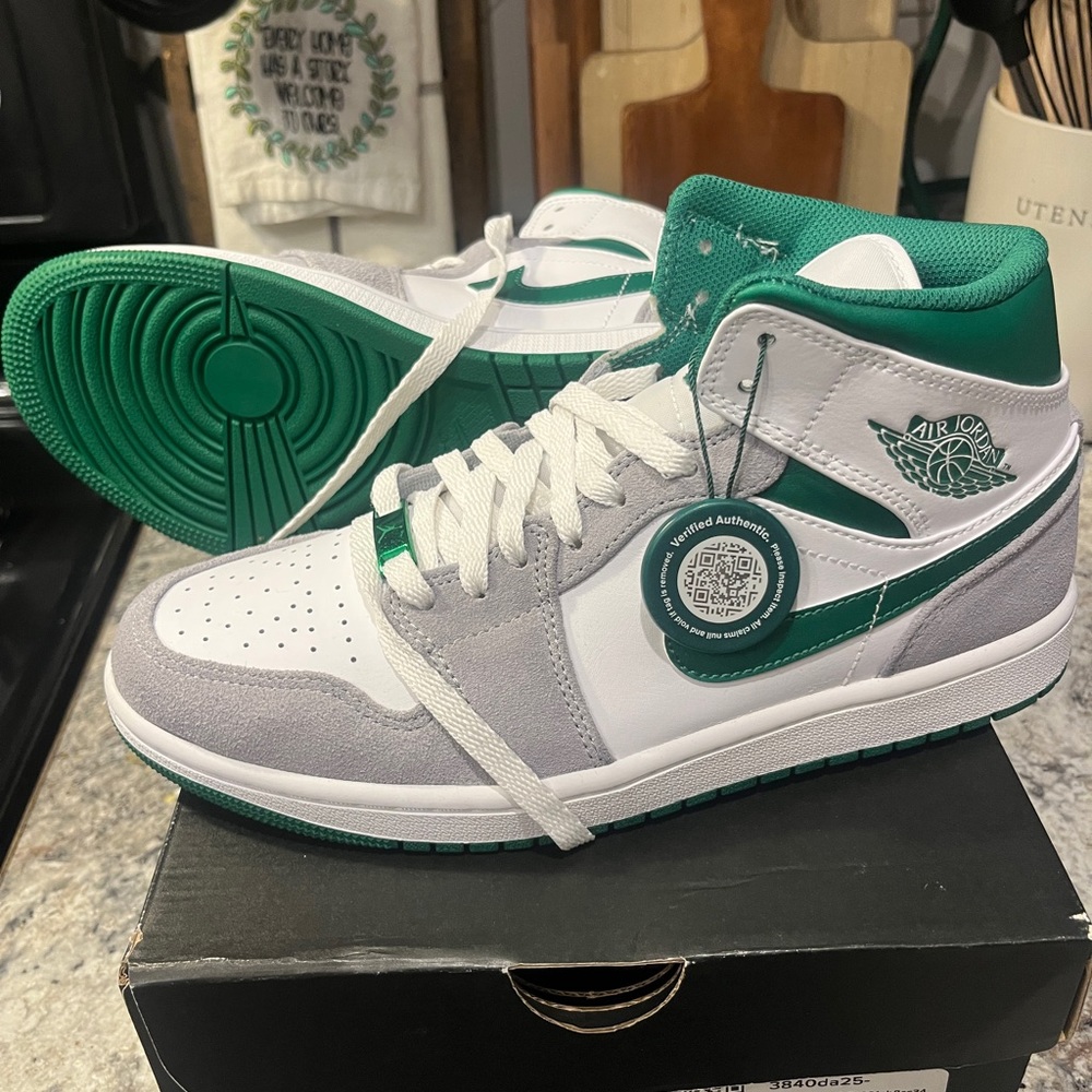 Nike jordan mid 1